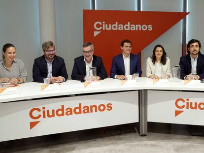 Albert Rivera (centro) entre miembros de la ejecutiva de Ciudadanos.