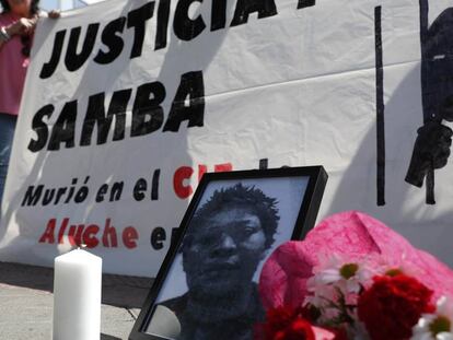 Concentración en los juzgados de lo penal por la muerte de Samba Martinez. En vídeo, el abogado de la acusación particular.
