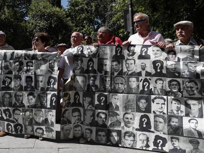 Concentración de colectivos a favor de la exhumación de Francisco Franco.
