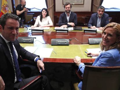 Primera reunión entre el PP y Vox, este martes en el Congreso de los Diputados. En vídeo, declaraciones de Espinosa de los Monteros.