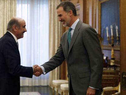 El rey Felipe VI saluda al diputado del Partido Regionalista de Cantabria José María Mazón, este miércoles en el Palacio de la Zarzuela (Madrid). En vídeo, declaraciones de José Javier Esparza (UPN).