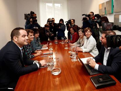 Primera reunión entre delegaciones del PSN a la izquierda de la imagen y de Geroa Bai para formar gobierno. / Vídeo: declaraciones de Ramón Alzórriz, Secretario de Organización del PSN.
