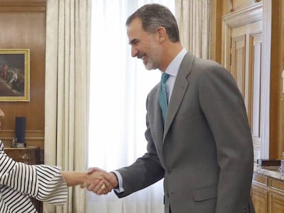La portavoz de Coalición Canaria, Ana Oramas, saluda al Rey. En vídeo, declaraciones de Oramas.