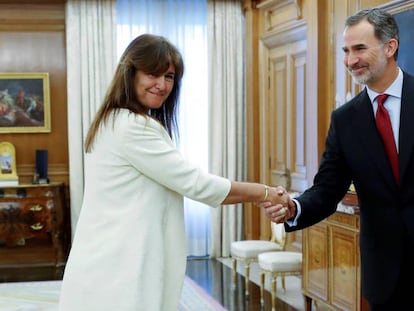Felipe VI saluda a Laura Borràs. En vídeo, declaraciones de la diputada de JxCat en el Congreso.