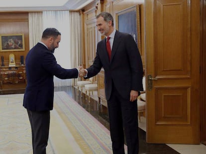 Abascal saluda al Rey antes de su reunión. En vídeo, declaraciones de Abascal.