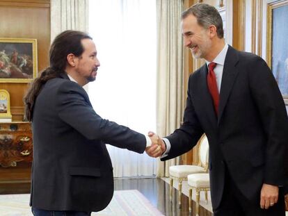El Rey saluda a Pablo Iglesias en el palacio de la Zarzuela.