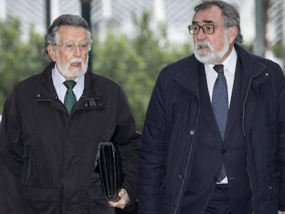 Alfonso Grau, a la izquierda, en abril, ante la Audiencia de Valencia. En vídeo, comparecencia de Grau en noviembre de 2014, rechazando dimitir como vicealcalde de Valencia.