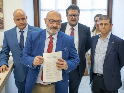 Los diputados de VOX, Alejandro Hernández, Rodrigo Alonso y Francisco Serrano en el Parlamento andaluz durante el registro de la enmienda a la totalidad del proyecto de Ley de Presupuestos. En vídeo, declaraciones de Hernández.