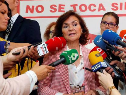 La vicepresidenta del gobierno Carmen Calvo, realiza declaraciones durante su visita al Centro de Igualdad en la localidad madrileña de Móstoles. En vídeo, Quim Torra pide una reunión en TV3.