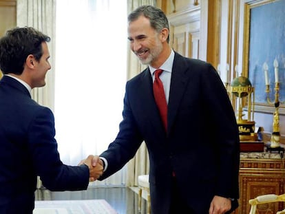Felipe VI saluda al presidente de Ciudadanos, Albert Rivera. En vídeo, declaraciones de Rivera.