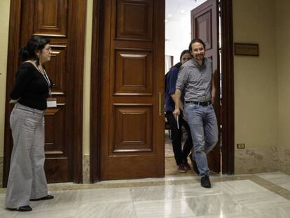 Pablo Iglesias sale de la reunión de Unidas Podemos en el Congreso de este viernes. En vídeo, Sánchez pide altura de miras a PP y Ciudadanos para eludir un Gobierno de coalición con Podemos.