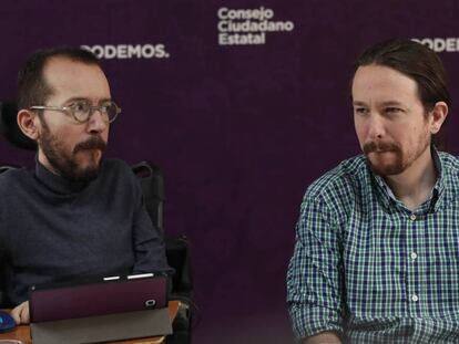 El líder de Podemos Pablo Iglesias, y Pablo Echenique, exsecretario de Organización, en el consejo ciudadano estatal del partido.