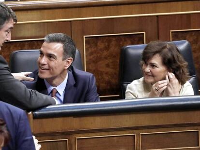 Aitor Esteban, Pedro Sánchez y Carmen Calvo, en el primer pleno de la legislatura.