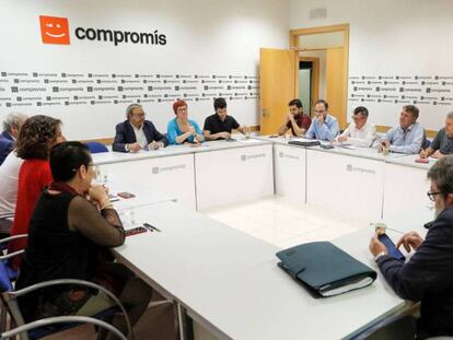 La comisión negociadora formada por el PSPV, Compromís y Unides Podem durante la reunión de este lunes. En vídeo, declaraciones de Manolo Mata y Antonio Estañ.