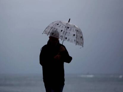 Un hombre camina por el paseo marítimo de A Coruña el pasado día 6.