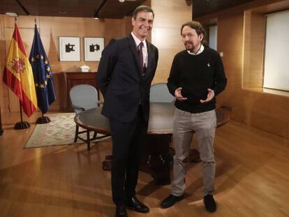 El presidente del Gobierno en funciones, Pedro Sánchez, en la reunión con el líder de Unidas Podemos, Pablo Iglesias.