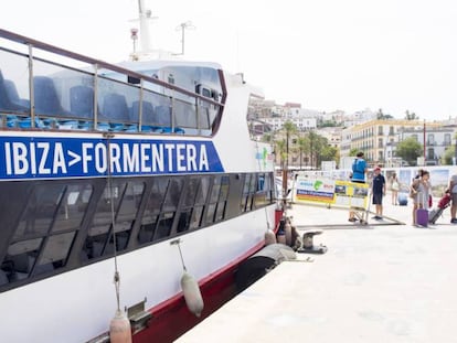 Un grupo de turistas junto a un ferry que cubre la ruta entre Ibiza y Formentera en agosto de 2018. En vídeo, momento en el que los barcos se aproximan.