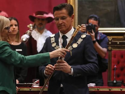 El nuevo alcalde de Granada, Luis Salvador (Ciudadanos), tras el pleno. En vídeo, la constitución de los Ayuntamientos andaluces.