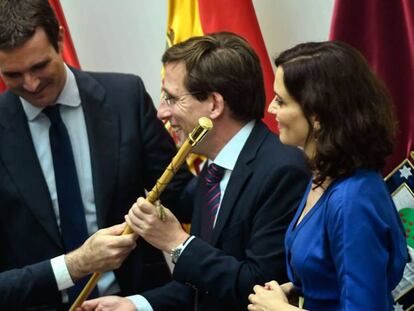 Pablo Casado e Isabel Díaz Ayuso hablan con Martínez-Almeida ante Teodoro García Egea. En vídeo, las primeras palabras de Martínez-Almeida como alcalde de Madrid.