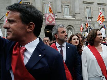 Manuel Valls junto a Jaume Collboni y Ada Colau, el sábado en Barcelona. En vídeo, la alcaldesa investida de nuevo.