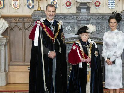 Felipe VI, junto a la reina Isabel II y a la reina Letizia, este lunes en el castillo de Windsor. En vídeo, Felipe VI, investido caballero de la Orden de la Jarretera, máxima distinción británica que otorga la Reina de Inglaterra.