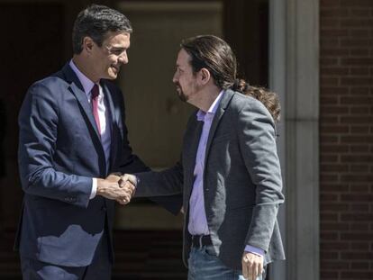 Pedro Sánchez recibe en el palacio de La Moncloa al líder de Unidas Podemos, Pablo Iglesias, el pasado 7 de mayo. En vídeo, declaraciones de Iglesias este lunes.