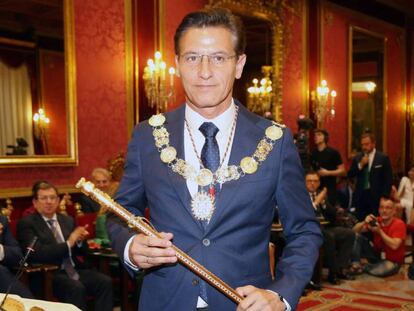 Luis Salvador, tras ser elegido alcalde de Granada. En vídeo, sus declaraciones tras la investidura.