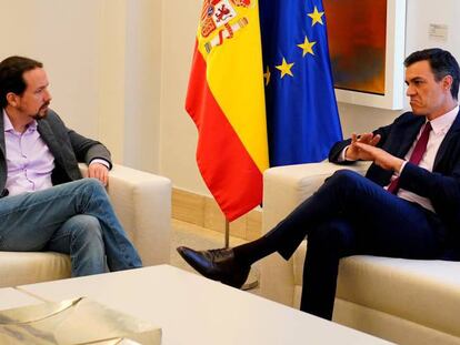 Pedro Sánchez y el líder de Podemos, en La Moncloa el pasado siete de mayo. En vídeo, declaraciones de Carmen Calvo.