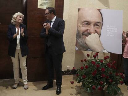 Pilar Goya, viuda de Rubalcaba, entre el rector de la UCM, Joaquín Goyache, y el decano de la facultad de Química, Francisco Ortega. En vídeo, la viuda de Rubalcaba agradece las muestras de cariño recibidas.