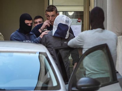 Josu Ternera, con la cabeza cubierta, tras ser detenido el pasado 16 de mayo en Francia. En vídeo, las claves del caso de Josu Ternera.