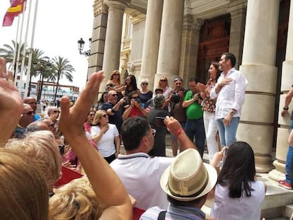 Discurso de José López(con camisa blanca) en la plaza del Ayuntamiento en Cartagena el pasado sábado.