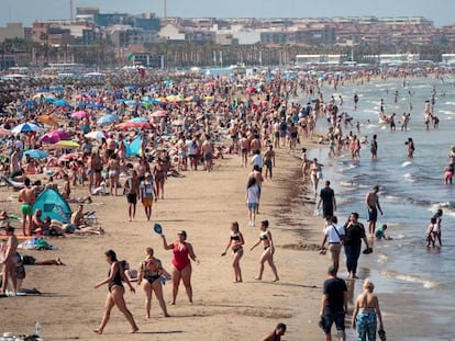 Miles de personas disfrutan este sábado de las altas temperaturas en la playa de la Malvarrosa de Valencia.