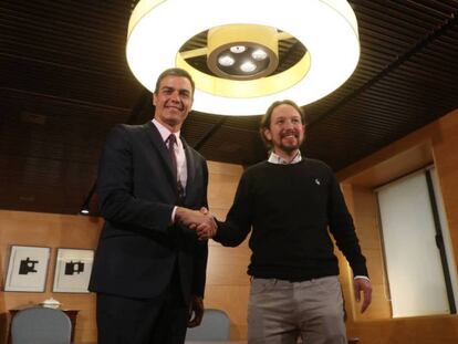 En foto, el presidente del Gobierno en funciones, Pedro Sánchez, y el líder de Podemos, Pablo Iglesias, durante su encuentro el 11 de junio. En vídeo, Pedro Sánchez habla sobre la propuesta de pacto con Unidas Podemos.