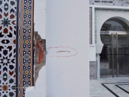 En vídeo, los impactos de la bala, en la fachada de la mezquita.