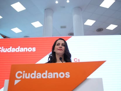 La portavoz de Ciudadanos en el Congreso, Inés Arrimadas, hoy en una rueda de prensa en la sede nacional del partido en Madrid. En vídeo, la respuesta de Arrimadas este lunes a la marcha de Toni Roldán.