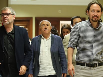 Desde la izquierda, Unai Sordo, secretario general de CCOO; Pepe Álvarez, secretario general de UGT, y Pablo Iglesias, líder de Podemos, este lunes.