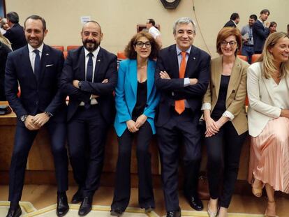 Luis Garicano (centro), con el grupo de eurodiputados de Ciudadanos, en el Congreso. En vídeo, así empezó la división del partido.