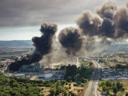 Incendio en los almacenes de la fábrica Indorama situada en San Roque, Cádiz.