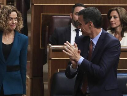 La presidenta del Congreso, Meritxell Batet, y el presidente del Gobierno en funciones, Pedro Sánchez, el pasado mayo durante la sesión constitutiva de las nuevas Cortes. En vídeo, 'Explainer': así funciona el proceso de investidura.