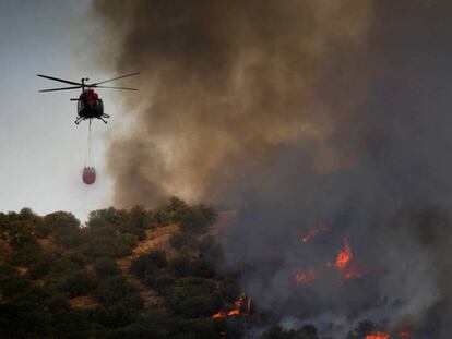 Un helicóptero, sobre el incendio que afecta a Toledo y la Comunidad de Madrid. En vídeo, trabajo de los equipos de extinción.