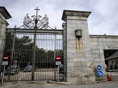 Portalón principal de entrada al recinto monumental del Valle de los Caídos, en Madrid. En vídeo, declaraciones de Carmen Calvo, portavoz del Gobierno en funciones, este lunes.