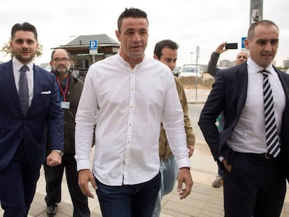 En el centro, con camisa blanca, David Serrano, a su llegada a los juzgados de Málaga.