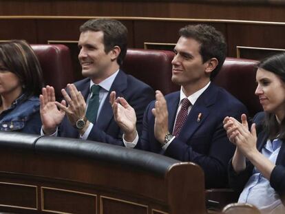 De izquierda a derecha, la Vicesecretaria General del PSOE, Adriana Lastra, el líder del PP, Pablo Casado, Albert Rivera, de Ciudadanos, y la portavoz de Unidas Podemos Irene Montero, en un homenaje a las víctimas del terrorismo.