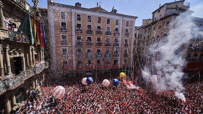 El ambiente festivo en Pamplona, tras el chupinazo de los sanfermines 2019. En vídeo, tensión en el ayuntamiento de Pamplona por la exhibición de una ikurriña durante el chupinazo.