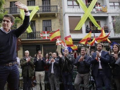 Albert Rivera en la plaza de los Fueros de Errentería. En vídeo, el recibimiento al líder de Ciudadanos en el pueblo de Josu Ternera.