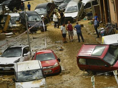 Un grupo de vecinos de Tafalla observa los daños causados por las riadas. En vídeo, las secuencias grabadas por los testigos de las inundaciones.