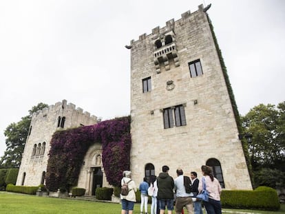 Un grupo de turistas realiza una de las visitas guiadas al Pazo de Meirás, en Sada (Coruña). En vídeo, así se hizo Franco con el pazo.