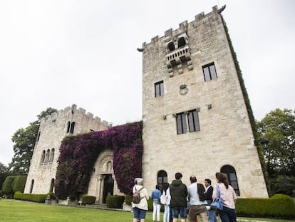 Un grupo de turistas realiza una de las visitas guiadas al Pazo de Meirás, en Sada (Coruña). En vídeo, el fraude del pazo de Meirás.