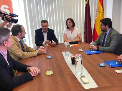Imagen de la reunión entre PP, Vox y Cs en la Asamblea Regional de Murcia. En vídeo, Vox renuncia a cualquier cargo para facilitar el gobierno en la Región de Murcia.