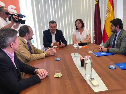 Imagen de la reunión entre PP, Vox y Cs en la Asamblea Regional de Murcia. En vídeo, Vox renuncia a cualquier cargo para facilitar el gobierno en la Región de Murcia.